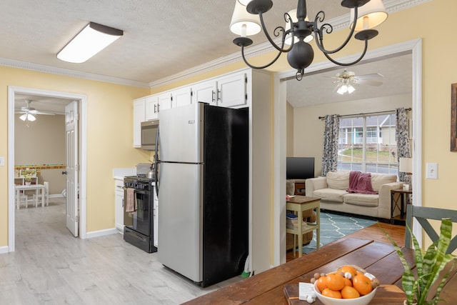 kitchen featuring ceiling fan with notable chandelier, a textured ceiling, and stainless steel appliances