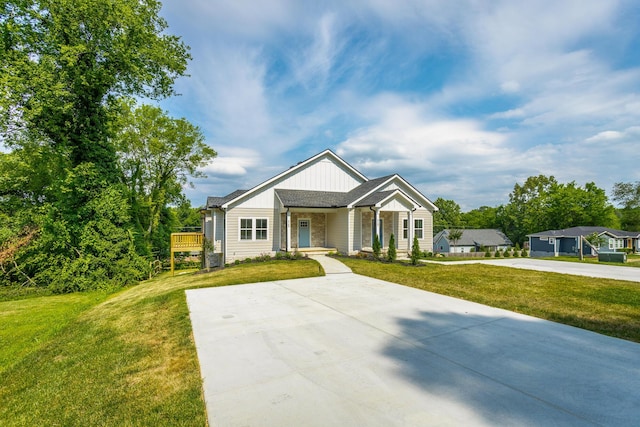 view of front of property featuring a front lawn