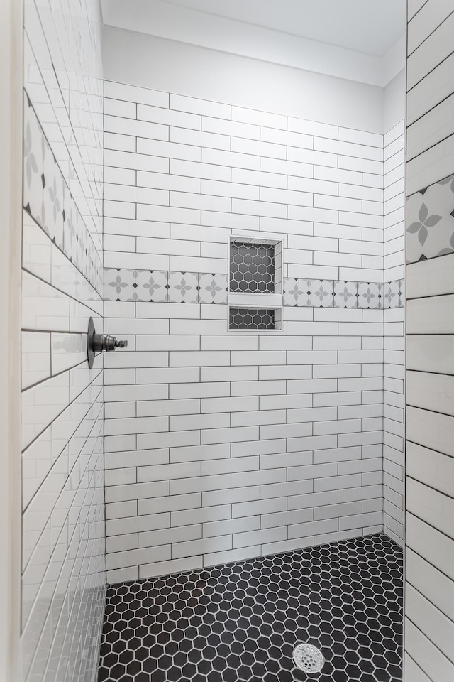 bathroom featuring a tile shower