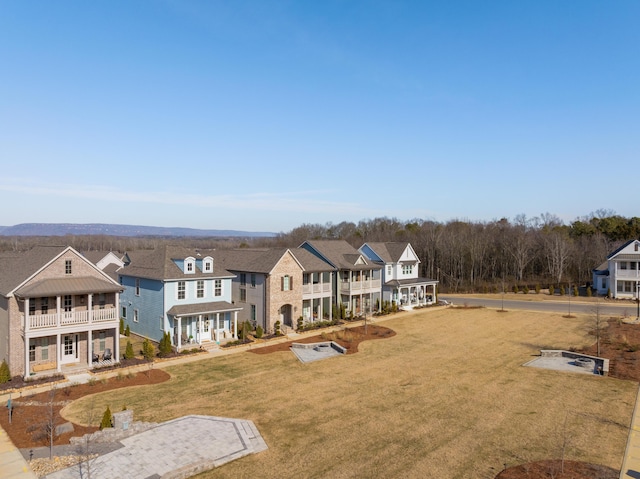 view of front of property featuring a front yard