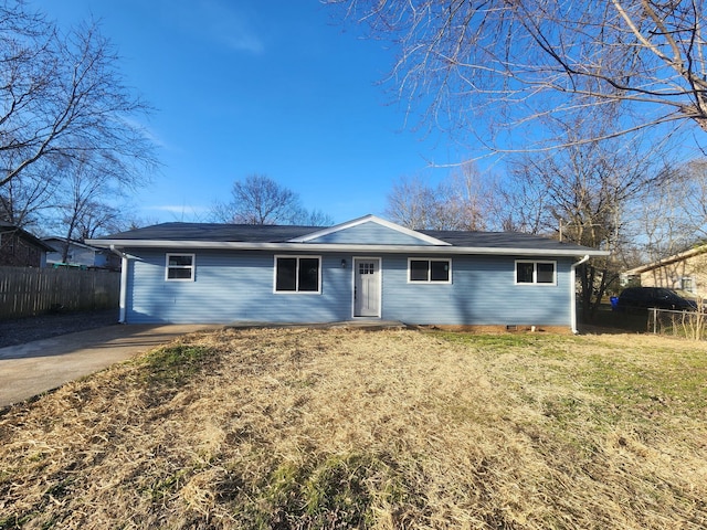 single story home featuring a front yard