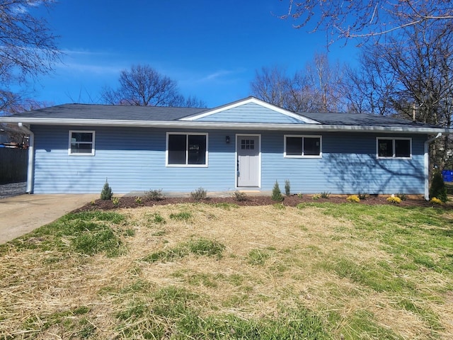 ranch-style house featuring a front lawn