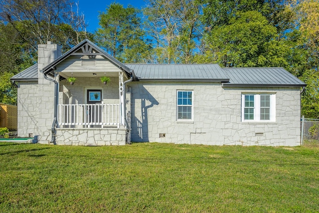 view of front facade featuring a porch and a front yard