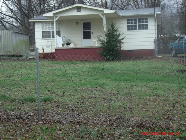 view of front facade with a front yard