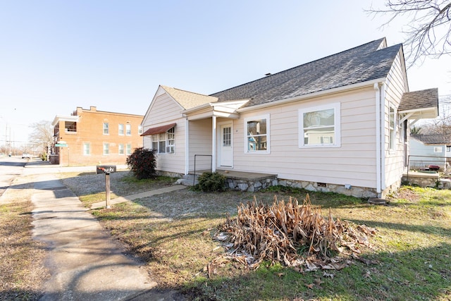 view of front of property with a front lawn