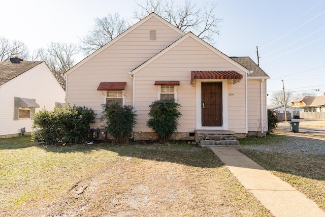 bungalow-style house featuring a front lawn