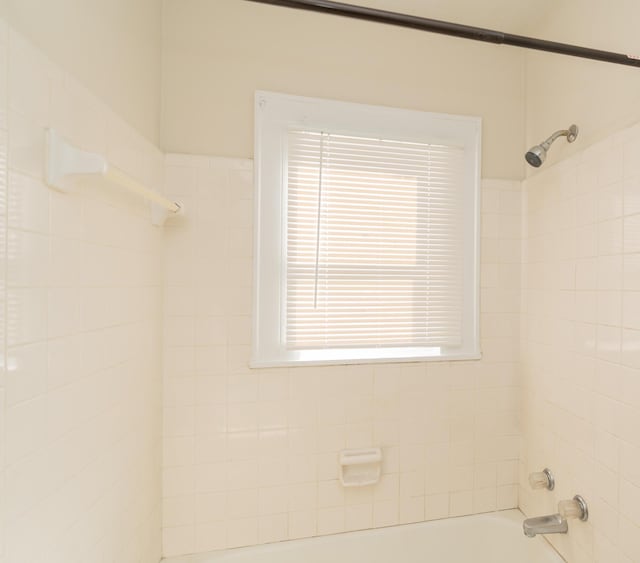 bathroom featuring tiled shower / bath combo