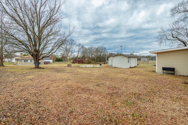 view of yard featuring a storage shed