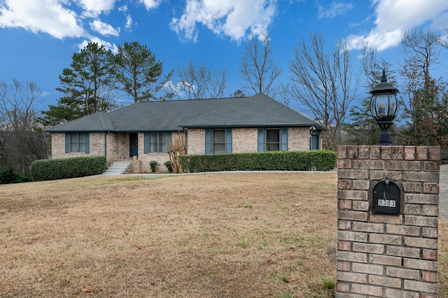 ranch-style house featuring a front lawn