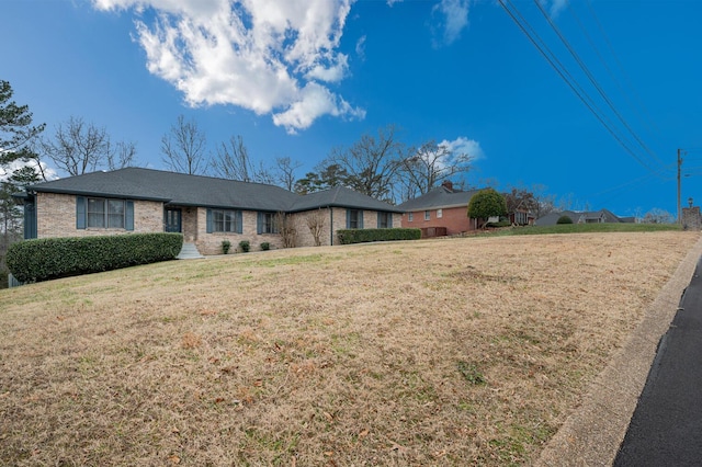 ranch-style home featuring a front lawn