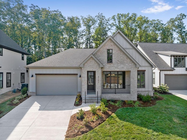 view of front of property featuring covered porch and a front lawn