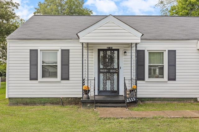 view of front of property featuring a front yard