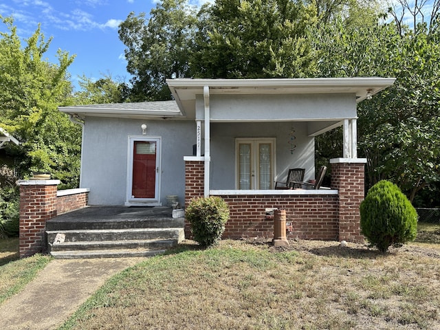 view of front facade with a front lawn and covered porch