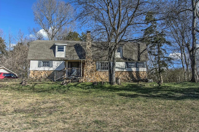 cape cod house featuring a front yard