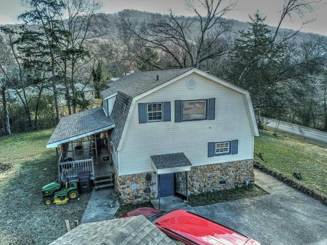 view of front facade featuring a front yard and covered porch