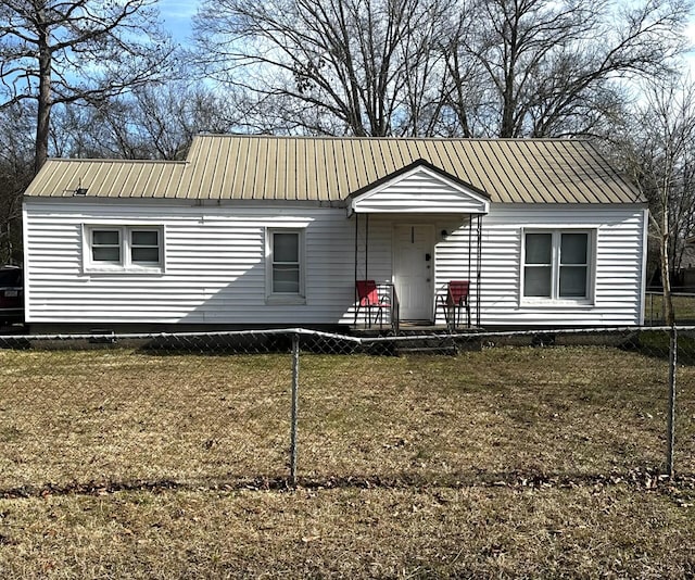 view of front facade with a front yard