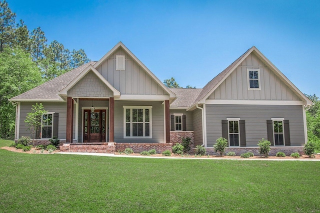 craftsman inspired home featuring covered porch and a front yard