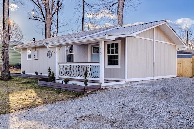 single story home with a porch