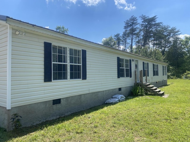 view of side of property featuring a lawn