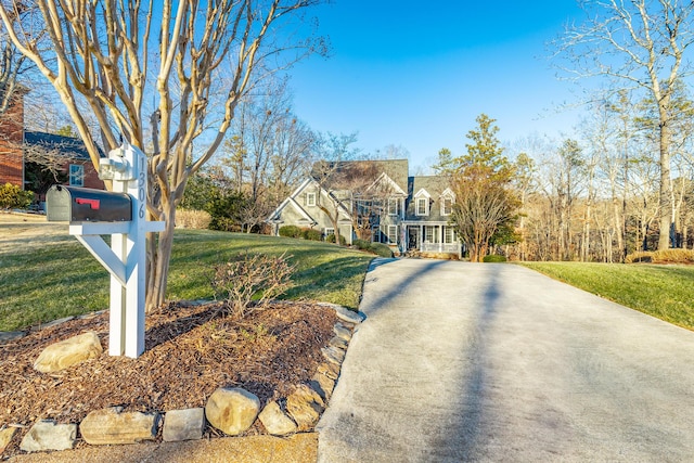 view of front of property with a front yard