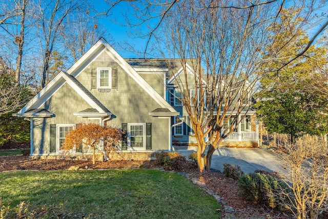 view of front of home featuring a front lawn