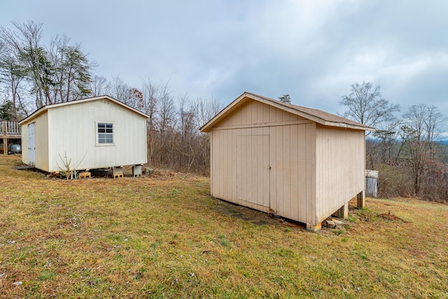 view of outdoor structure featuring a yard