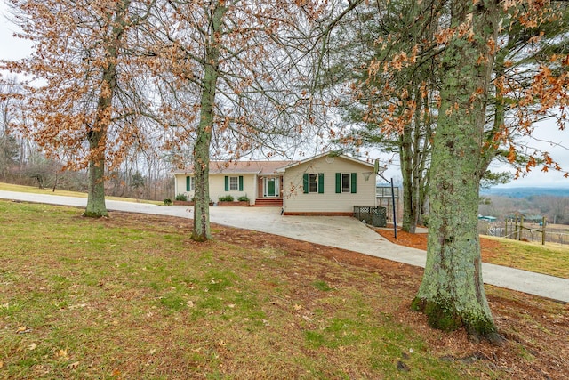 ranch-style home featuring a front lawn