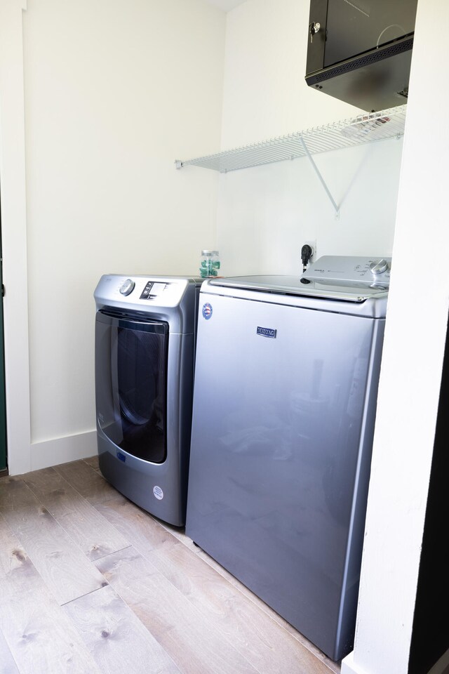 washroom featuring cabinets and washing machine and dryer