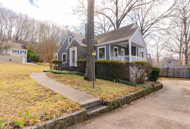 view of front facade with a front yard and ceiling fan