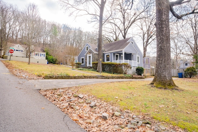 view of front facade with a porch and a front lawn