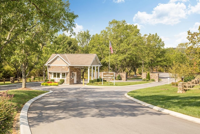 view of front of house featuring a front lawn