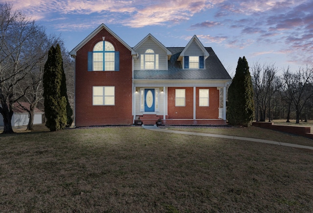 view of front facade featuring a lawn