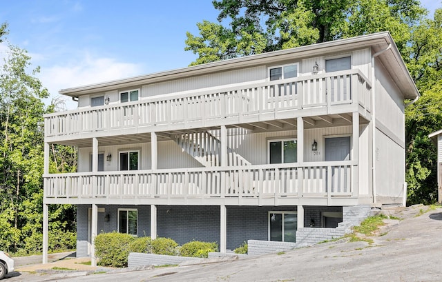 view of front facade with a balcony