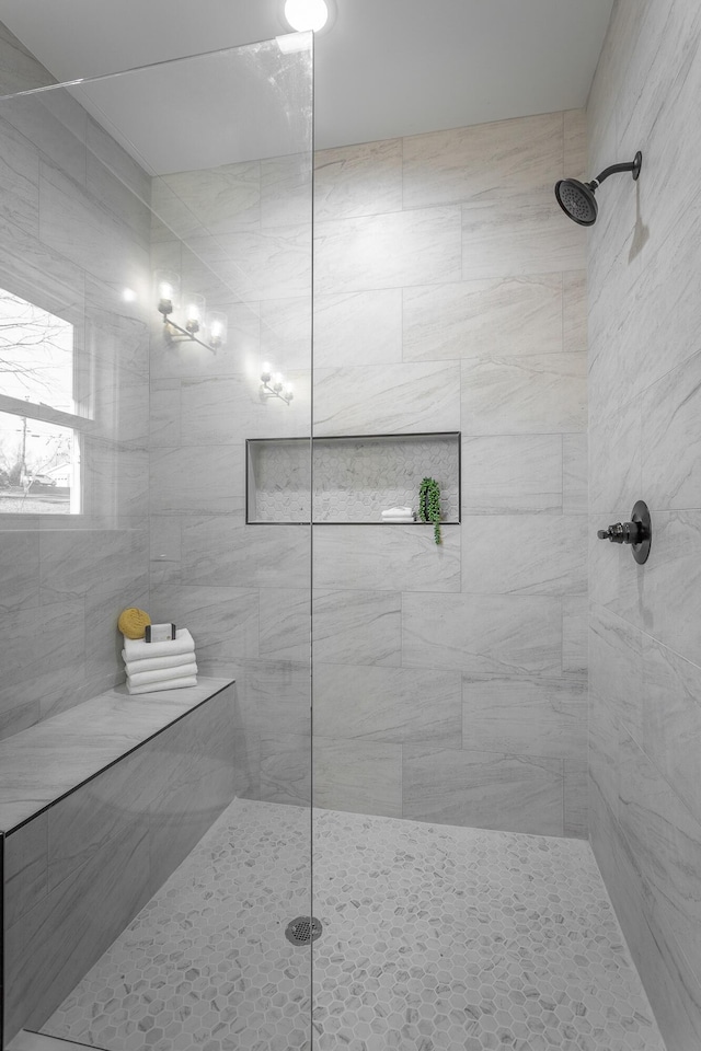 bathroom featuring a tile shower