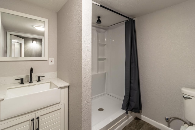 bathroom featuring a shower with curtain, vanity, and toilet