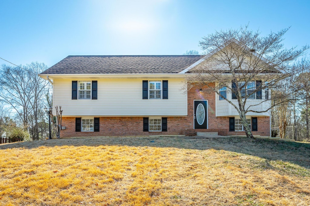 split foyer home featuring a front lawn