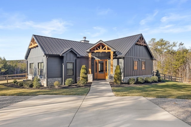 modern farmhouse featuring a front lawn