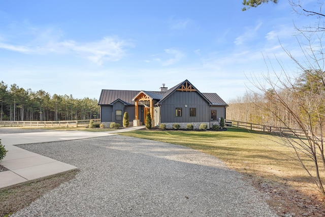 modern inspired farmhouse featuring a front yard