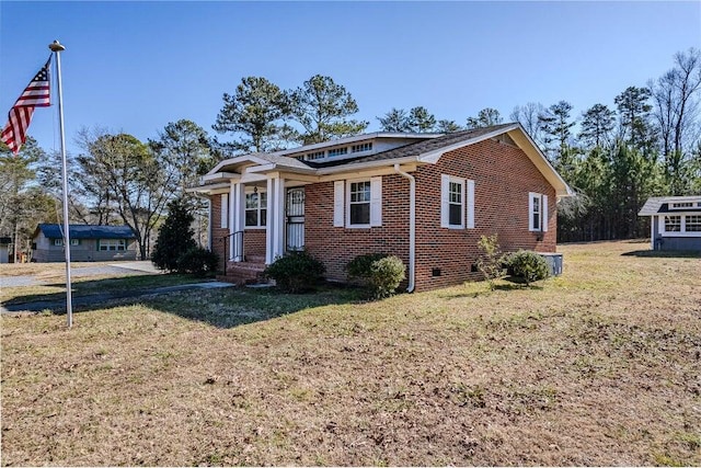 view of front facade with a front lawn