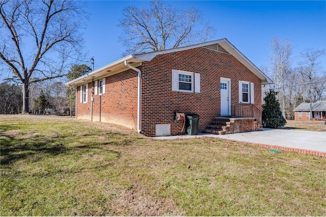 view of front facade featuring a front yard