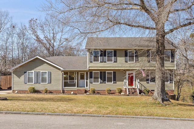 colonial home featuring a front lawn