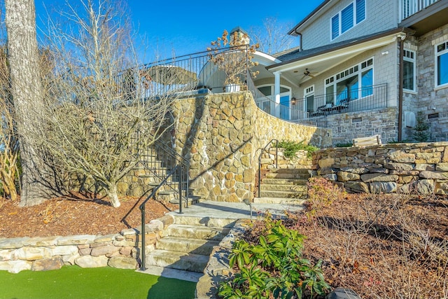 view of yard with ceiling fan