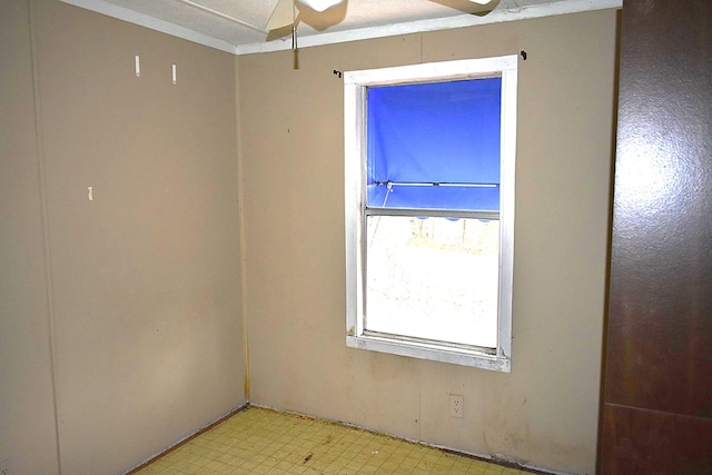 empty room with ceiling fan