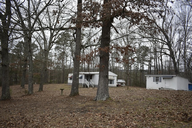 view of yard featuring an outbuilding