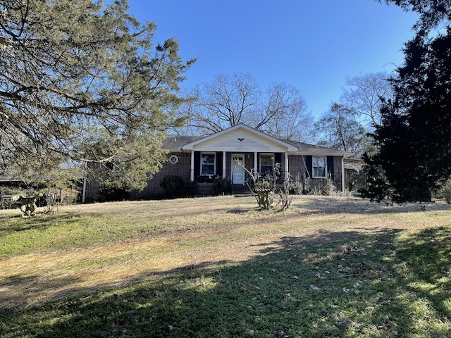 ranch-style home featuring a front lawn and a porch