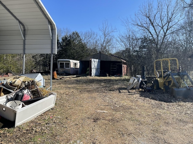 view of yard with an outdoor structure