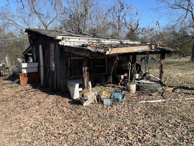 exterior space featuring an outbuilding