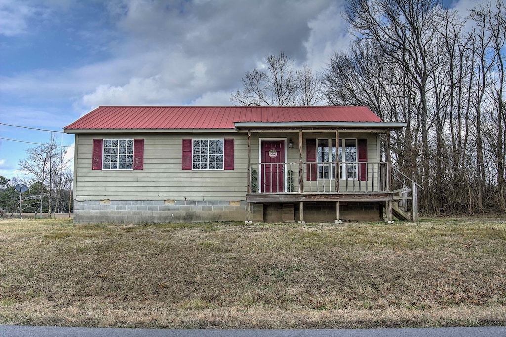 view of front of property with a front yard and a porch