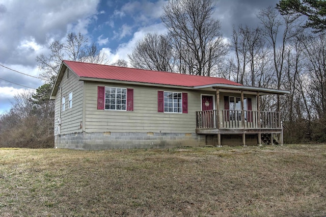 view of front of house with covered porch and a front lawn