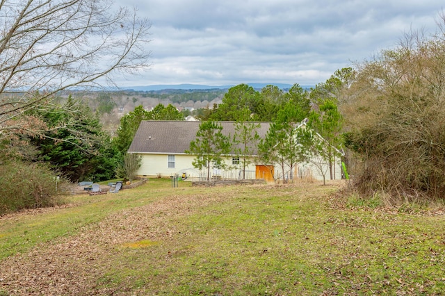 view of yard with a mountain view